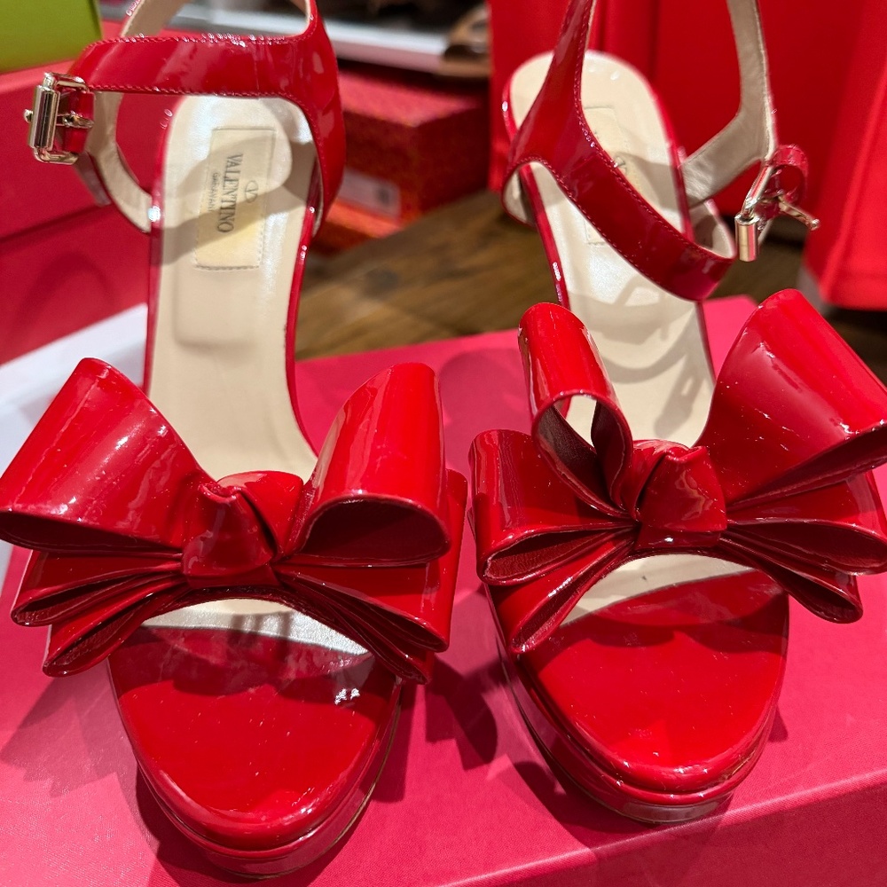 Valentino Garavani Red Patent Leather Bow Platform Heels Size 36.5 (US 6.5)